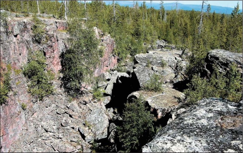 Северо-восточное окончание ущелья-трещины. На заднем плане видны отроги Чуна-тундры.