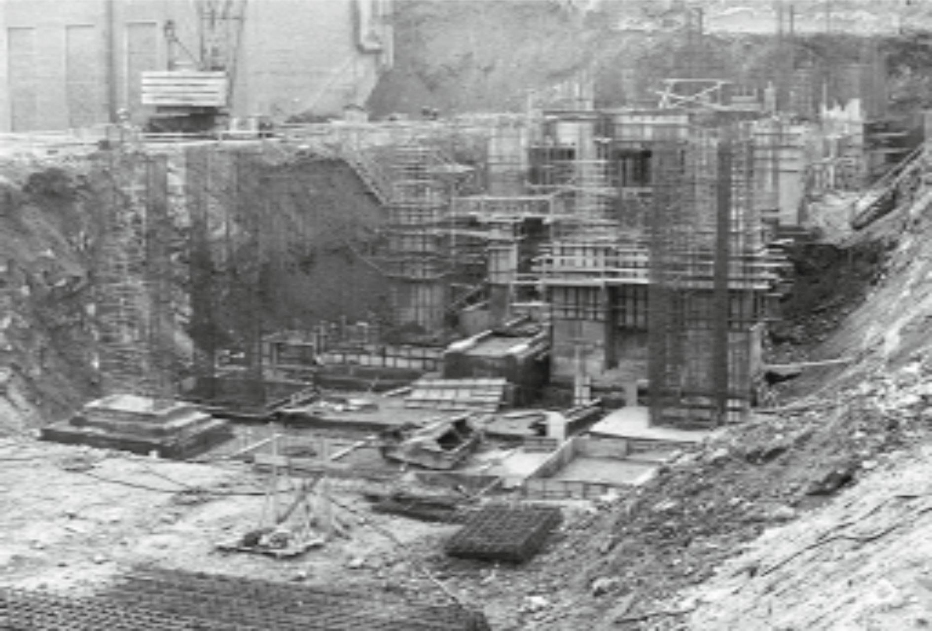 Строительство апатито-бадделеитовой обогатительной фабрики. 1973 г. Construction of the apatite-baddeleyite processing plant, 1973.