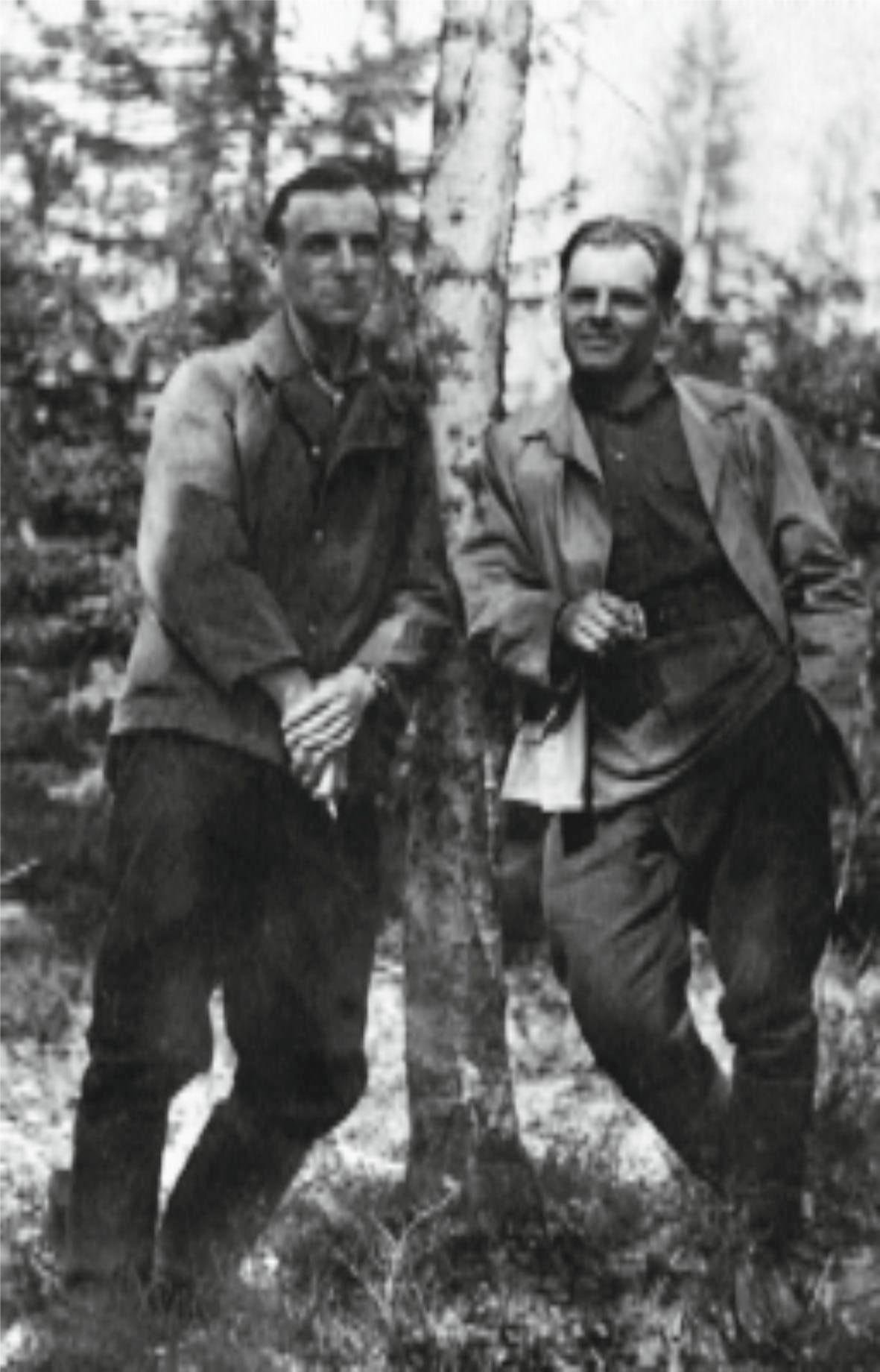 В. И. Намоюшко (справа) и А. С. Михеичев. V. I. Namoyushko (right) and A. S. Mikheichev.