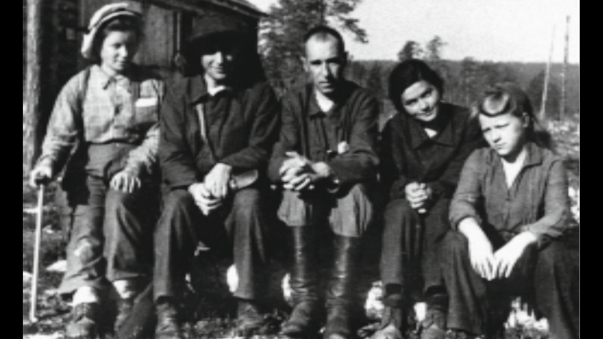 С. М. Курбатов ( в центре)  с сотрудниками на г. Низка-Вара. 1946 г. S. M. Kurbatov (centre) and collegues on Mt. Nizka-Vara, 1946.