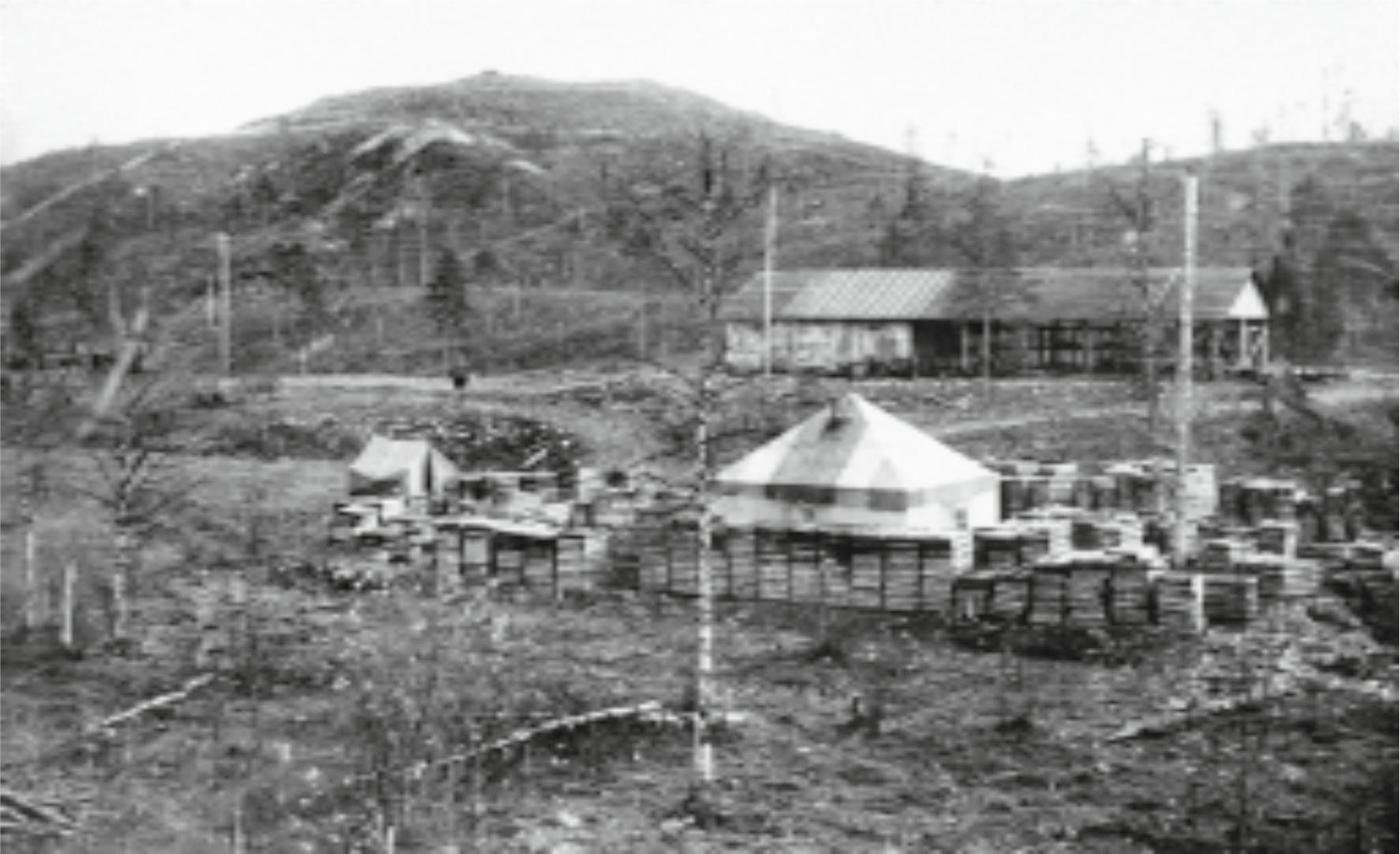 База геологоразведчиков у подножья горы Гора Пилькома-Сельга. 1950 г. Geological camp at the foot of Mt. Pil’koma-Sel’ga (The Iron-ore deposit), 1950.