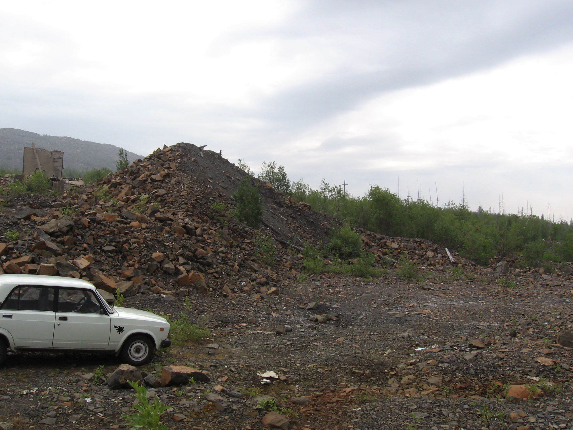 Отвалы пород и руд вблизи шахты №5 на г. Травяная