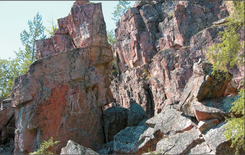 Скальные блоки (столбы и «перья») в гнейсо-гранитах, отчленившиеся по трещинам во время сильного древнего землетрясения от основного тела массива.